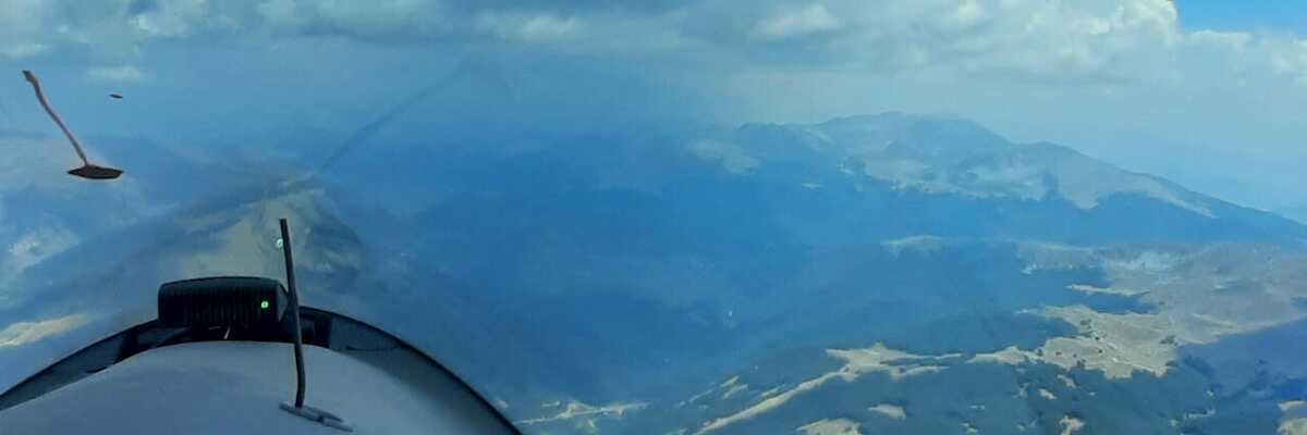 Flugwegposition um 13:04:40: Aufgenommen in der Nähe von 67049 Tornimparte, L’Aquila, Italien in 2531 Meter